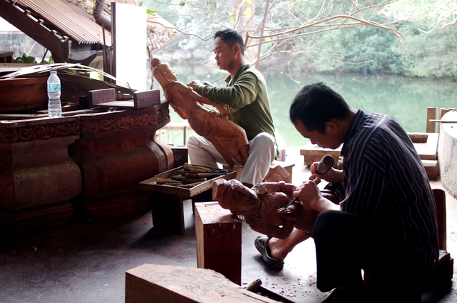 Có tới 250 người thợ tham gia xây dựng lâu đài. Phần lớn nghệ nhân điêu khắc gỗ làm việc tại đây đều đến từ Campuchia, Myanmar và Lào, còn các nghệ sĩ người Thái Lan thường đảm trách nhiệm vụ thiết kế và vẽ họa tiết cho công trình.